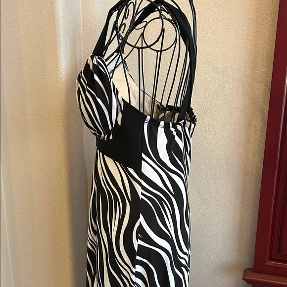 Elegant Black and White Zebra Print Maxi Dress - Picture 7 of 13